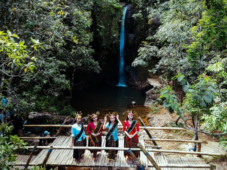 Pesona Wisata Air Terjun di Desa Wae Lolos